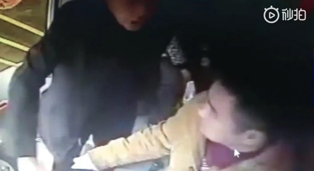 Sốc khoảnh khắc hành khách giành vô lăng khiến xe buýt suýt rơi xuống sông - 1 Người đàn ông giận giữ với tài xế xe buýt vì không chịu dừng để bạn mình lên xe