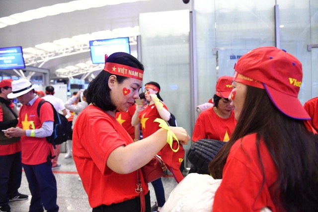 Cổ động viên Việt dậy từ sáng sớm, đáp chuyên cơ sang Malaysia cổ vũ đội nhà - 2 Sảnh chờ sân bay Nội Bài được nhuộm một màu đỏ rực của cờ đỏ sao vàng. Dù phải dậy sớm, chuẩn bị cho chuyến bay nhưng các cổ động viên Việt đều chung tâm trạng háo hức, chuẩn bị băng rôn với niềm tin Việt Nam sẽ giành chiến thắng.