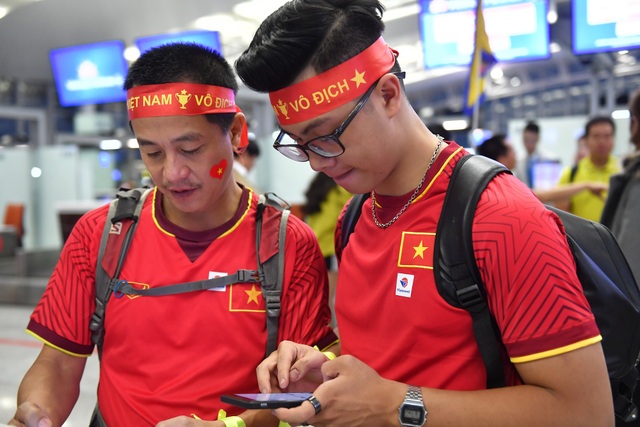 Cổ động viên Việt dậy từ sáng sớm, đáp chuyên cơ sang Malaysia cổ vũ đội nhà - 5 Các cổ động viên tranh thủ cập nhập thông tin trước giờ lên máy bay.