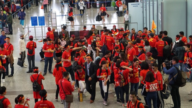 Cổ động viên Việt dậy từ sáng sớm, đáp chuyên cơ sang Malaysia cổ vũ đội nhà - 1 Tối nay 11/12 trận chung kết lượt đi giữa tuyển Việt Nam và Malaysia sẽ chính thức diễn ra trên sân vận động Bukit Jalil (Malaysia). Ngay từ sáng sớm, hàng nghìn cổ động viên Việt đã đáp chuyến bay thẳng sang Malaysia cổ vũ đội nhà.