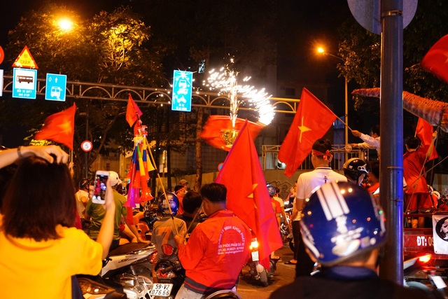 Người hâm mộ ào xuống đường trong mưa rét - 16 Người hâm mộ ào xuống đường trong mưa rét - 16