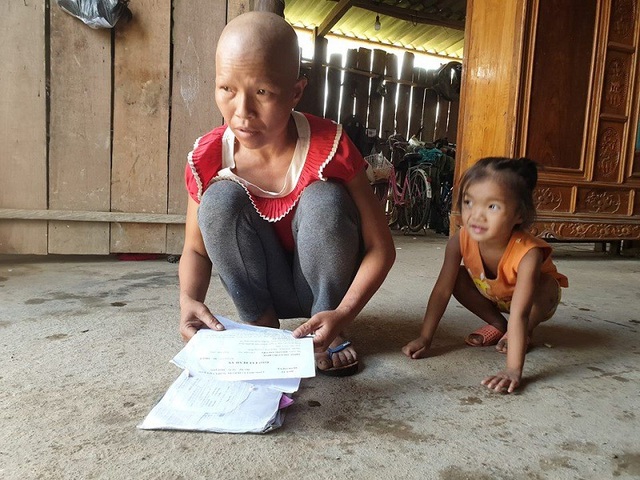Bố bướu ác tính, mẹ ung thư, 3 đứa con thơ mù mịt tương lai - 3
Chị Liễu mang trong mình căn bệnh ung thư, sức khỏe ngày càng đi xuống.