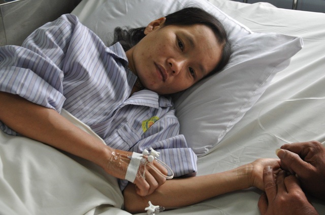 Thiếu hơn 70 triệu đồng, người mẹ trẻ có nguy cơ mất mạng vì bệnh tim - 2 Hiện tại chị phải liên tục dùng thuốc trợ tim vì quá yếu.