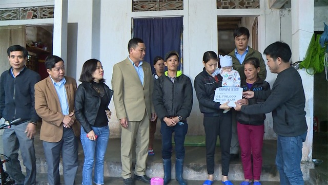 Báo Dân trí trao hơn 91 triệu đồng của các nhà hảo tâm đến gia cảnh “bé mất, bé nguy kịch”. - 2 Chiều ngày 10/12, trước sự chứng kiến của đại diện chính quyền địa phương xã Cẩm Hưng, huyện Cẩm Xuyên, đại diện Báo Dân trí tại khu vực Bắc Miền Trung đã trao số tiền trên cho vợ chồng anh Đức, chị Bé.