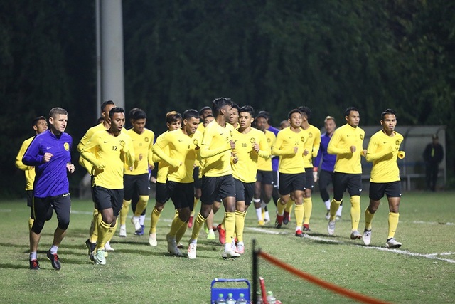Đội tuyển Malaysia không mặc áo khoác, làm quen với cái lạnh tại Hà Nội - 6 Đội tuyển Malaysia không mặc áo khoác, làm quen với cái lạnh tại Hà Nội - 6