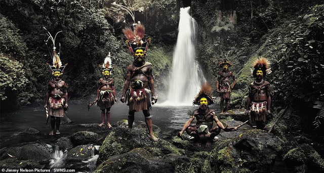 Chiêm ngưỡng vẻ đẹp mê hoặc của… văn hóa - 2
Bộ tộc Huli sinh sống ở Papua New Guinea (một quốc gia ở Châu Đại Dương) có dân số vào khoảng 65.000 người. Họ đã sống ở đây từ hàng ngàn năm với nền văn hóa lâu đời. Người Huli hầu như không tiếp xúc với thế giới bên ngoài cho tới tận giữa thế kỷ 19.