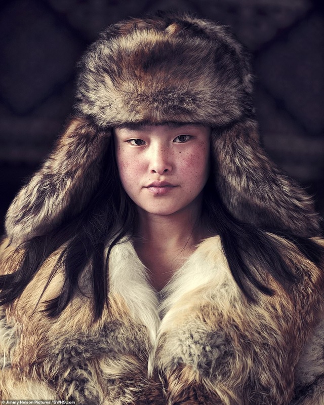 Chiêm ngưỡng vẻ đẹp mê hoặc của… văn hóa - 21
Một cô gái trong bộ lạc Kazakh.