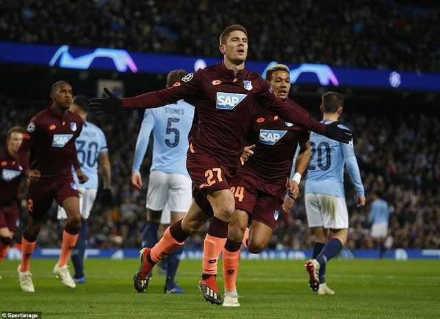 Sane chói sáng, Man City vào vòng knock-out với ngôi đầu bảng - 1
Kramaric ăn mừng sau ghi bàn cho đội khách mở tỉ số