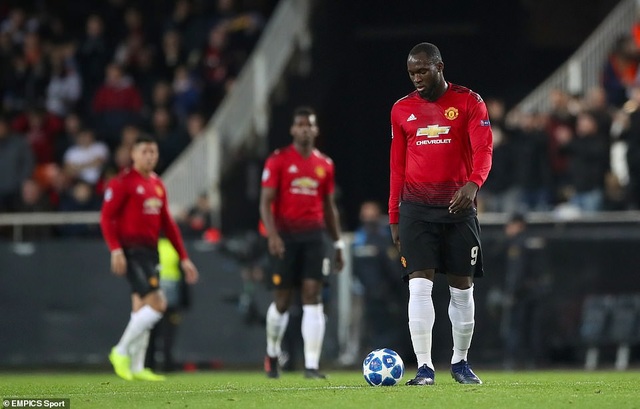 Man Utd gục ngã trên sân Mestalla của Valencia - 2
Sự thất vọng của Lukaku và các cầu thủ Man Utd sau khi bị Valencia ghi bàn