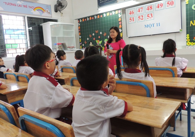 Phát khóc nhìn con học thuộc lòng bài văn để thi - 2 Học sinh tiểu học ở TPHCM trong giờ học