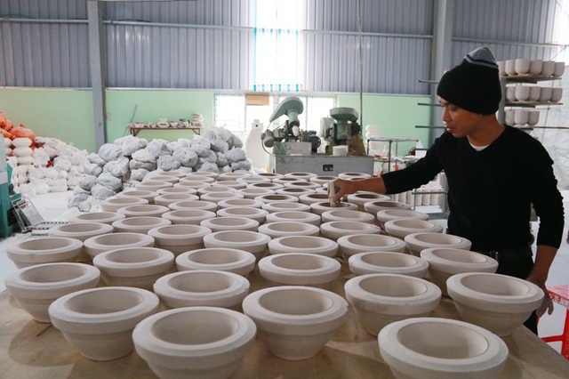 Gốm cổ Bồ Bát hồi sinh sau hơn 1.000 năm thất truyền - 1 Nghề làm gốm ở làng Bạch Liên (làng gốm Bồ Bát) hồi sinh hơn 10 năm nay.