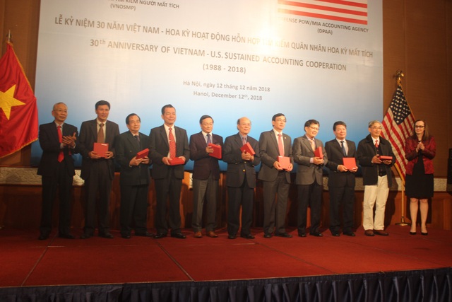 Hành trình 30 năm hợp tác Việt - Mỹ tìm kiếm quân nhân mất tích trong chiến tranh - 3
Phó đại sứ Mỹ tại Việt Nam Caryn McClelland (phải) trao kỷ niệm chương cho các cựu thành viên ban lãnh đạo của Cơ quan Việt Nam Tìm kiếm Người mất tích. (Ảnh: Thành Đạt)