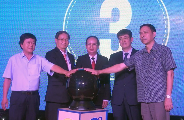 Phú Yên: Khai trương Cổng thông tin du lịch thông minh - 2 Lãnh đạo tỉnh Phú Yên ấn nút khai trương Cổng thông tin du lịch thông minh