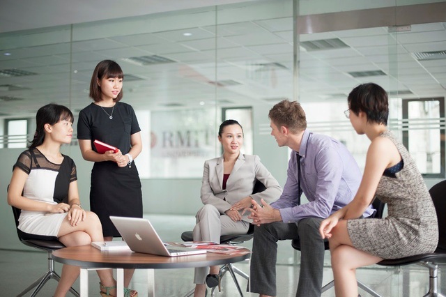 Doanh nghiệp đau đầu vì cử nhân “thiếu đủ thứ” - 1
Làm việc nhóm là một trong những kỹ năng tối quan trọng để thành công trong công việc.