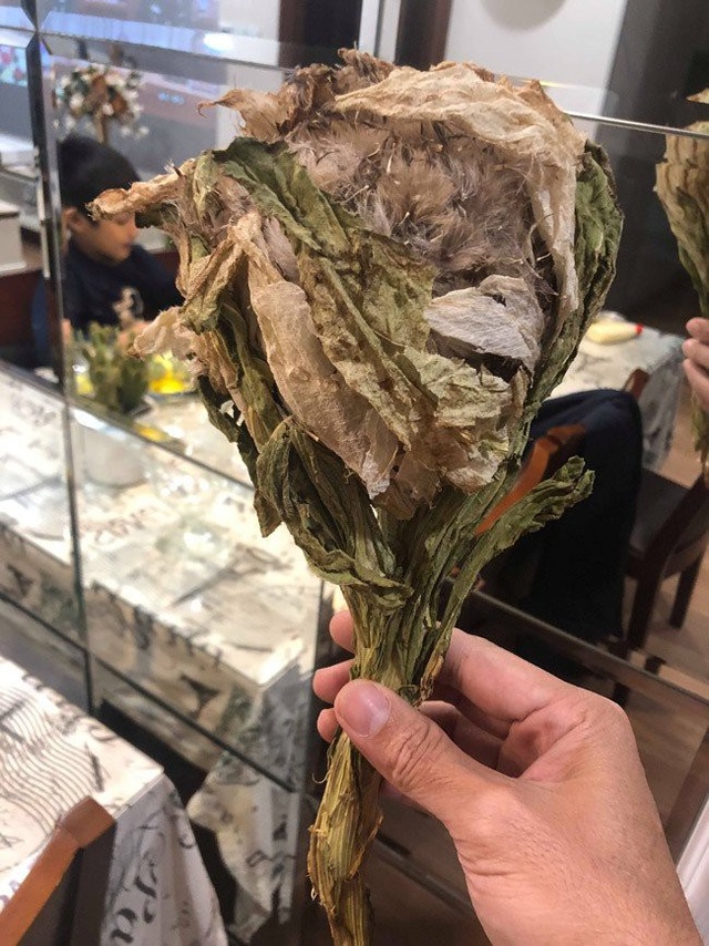 Cận cảnh bông hoa không dưới 5 triệu đồng đang được dân chơi Việt săn lùng - 5
Một bông hoa khô này nhẹ tênh, chỉ khoảng 1 lạng/bông. Tuy nhiên, theo vị đại gia này cho biết, giá của nó về đến Việt Nam không dưới 5 triệu đồng/bông.