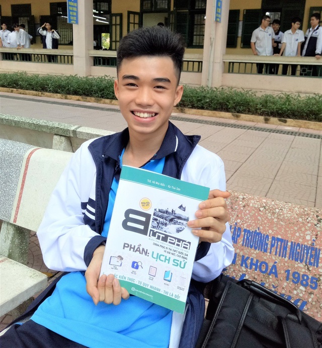 Thầy trò lớp 12 đánh giá bộ sách “Bứt phá điểm thi THPT quốc gia 2019” - 6
Nhờ bộ sách, Hoàng Anh tự tin chuẩn bị kiến thức cho kỳ thi THPT sắp tới.