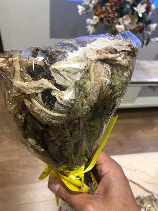 Cận cảnh bông hoa không dưới 5 triệu đồng đang được dân chơi Việt săn lùng - 7
Các đại gia sành ăn, sành uống sẽ dùng vài cánh hoa, vài cánh nhụy cùng một ít tử kỳ đỏ rồi pha uống như uống trà.