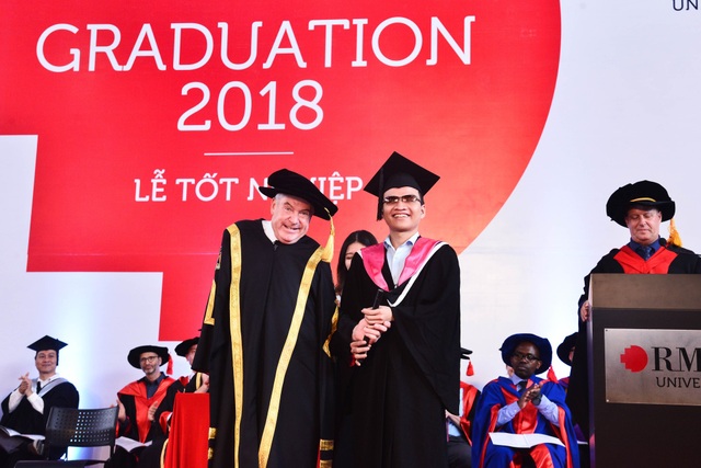 “Màu sắc” ấn tượng từ chàng trai khiếm thị tốt nghiệp đại học quốc tế - 2
Nguyễn Thành Vinh tại lễ tốt nghiệp ĐH RMIT