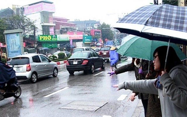 Tài xế taxi, shipper hốt bạc không kịp vào ngày mưa rét - 1 Trong những ngày mưa rét vừa qua, có tài xế taxi nhận tới 400 lượt khách/ngày.