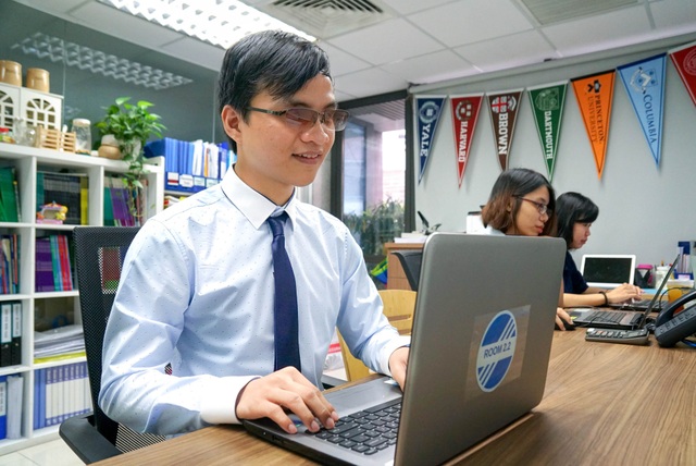 “Màu sắc” ấn tượng từ chàng trai khiếm thị tốt nghiệp đại học quốc tế - 1
Nguyễn Thành Vinh