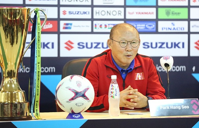 HLV Park Hang Seo liên tục "liếc" cúp vô địch AFF Cup - 2
Chiến lược gia người Hàn Quốc thẳng thắn mong muốn sẽ nâng cao cúp vô địch cùng tuyển Việt Nam