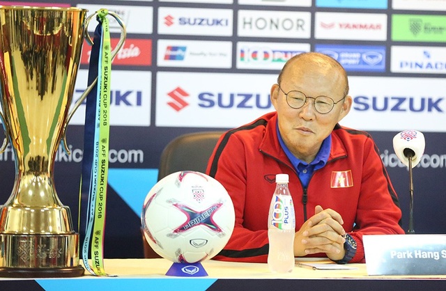 HLV Park Hang Seo liên tục "liếc" cúp vô địch AFF Cup - 3
Vị chiến lược gia người Hàn Quốc không ít lần liếc nhìn chiếc cúp vô địch