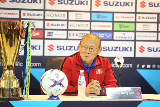 HLV Park Hang Seo liên tục "liếc" cúp vô địch AFF Cup - 4
Tâm điểm là cuộc họp báo, còn tâm hồn của HLV Park Hang Seo lại ở chiếc cúp AFF Cup