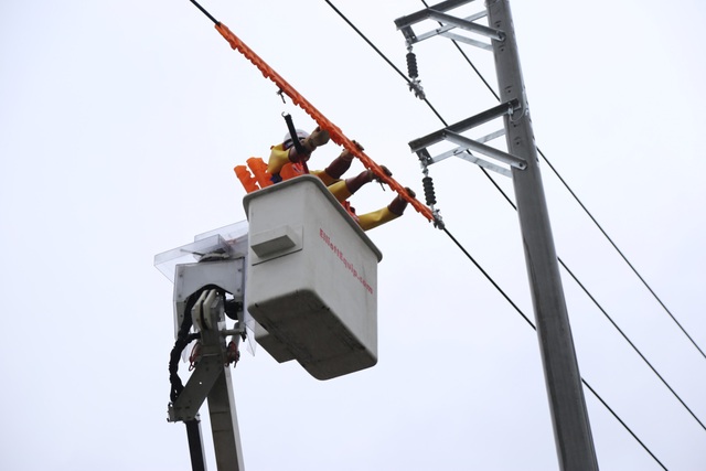 EVNNPC chính thức triển khai sữa chữa điện Hotline trên lưới 22kV - 3 Thực hiện công tác sửa chữa điện Hotline trên đường dây đang mang cấp điện áp 22kV