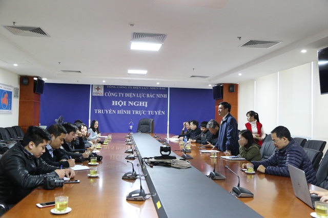 EVNNPC chính thức triển khai sữa chữa điện Hotline trên lưới 22kV - 4 Ông Đỗ Tiến Hùng - Phó Giám đốc Công ty Điện lực Bắc Ninh trả lời câu hỏi của phóng viên