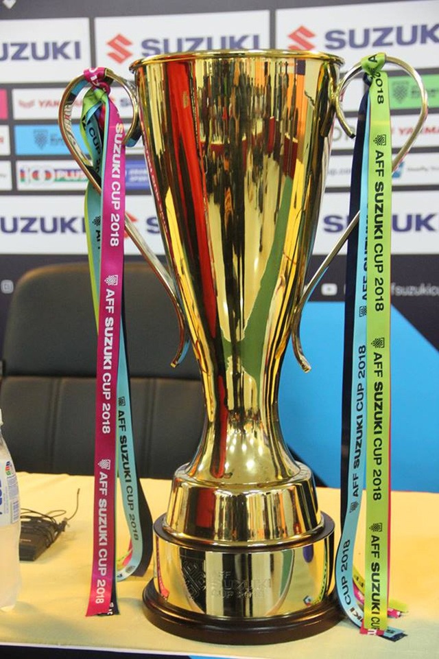 HLV Park Hang Seo liên tục "liếc" cúp vô địch AFF Cup - 5
Chiếc cúp vô địch AFF Cup 2018