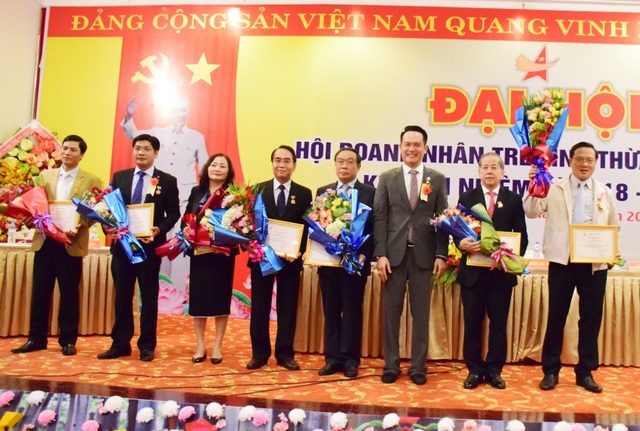 Doanh nhân trẻ phải tạo ra nhiều sản phẩm giá trị cho xã hội - 6 Anh Đặng Hồng Anh, Chủ tịch Hội Doanh nhân trẻ Việt Nam (thứ 3 từ phải qua) trao kỷ niệm chương Vì sự nghiệp doanh nhân trẻ cho các đồng chí lãnh đạo tỉnh, nguyên lãnh đạo tỉnh