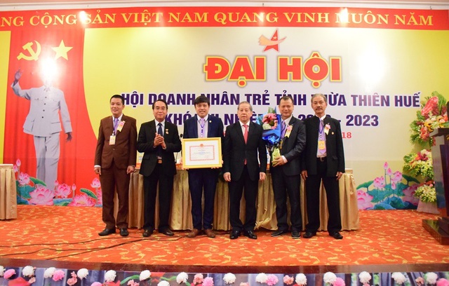 Doanh nhân trẻ phải tạo ra nhiều sản phẩm giá trị cho xã hội - 4 Chủ tịch UBND tỉnh Phan Ngọc Thọ tặng bằng khen của tỉnh cho Hội doanh nhân trẻ