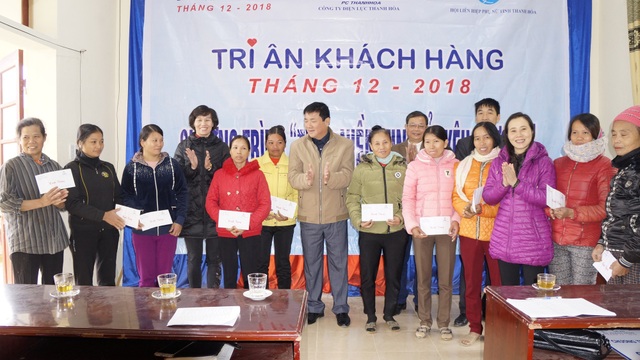 Công ty điện lực Thanh Hóa thăm và tặng quà hộ nghèo nhân tháng tri ân khách hàng năm 2018 - 1 Công ty điện lực Thanh Hóa thăm và tặng quà hộ nghèo nhân tháng tri ân khách hàng năm 2018 - 1