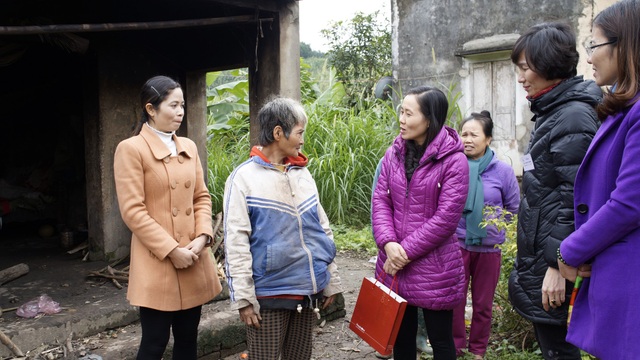 Công ty điện lực Thanh Hóa thăm và tặng quà hộ nghèo nhân tháng tri ân khách hàng năm 2018 - 3 Công ty điện lực Thanh Hóa thăm và tặng quà hộ nghèo nhân tháng tri ân khách hàng năm 2018 - 3