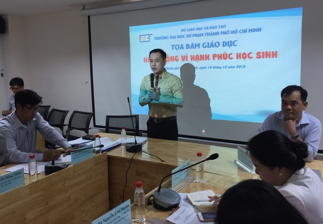 Gần 93% học trò mong thầy cô cười nhiều hơn - 1 PGS.TS Huỳnh Văn Sơn, Phó hiệu trưởng trường ĐH Sư phạm TPHCM phát biểu tại toạ đàm