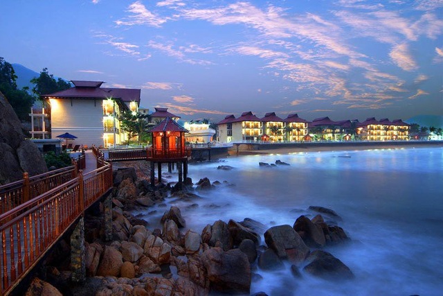 Phong tỏa tài sản, ông 'trùm' Trần Bắc Hà nghèo đến mức khó tin - 1 Royal Hotel & Healthcare Resort Quy Nhon ở vị trí đất vàng Quy Nhơn, có trị giá có thể lên tới nhiều ngàn tỷ.
