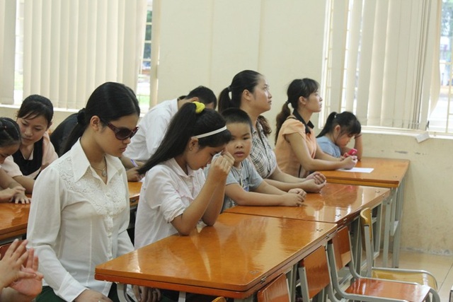 Thiếu giáo viên dạy trẻ khuyết tật: Vất vả, lương thấp nên không ai mặn mà - 1 Một buổi học hòa nhập cộng đồng của học sinh khiếm thị trường PTCS Nguyễn Đình Chiểu (Hà Nội).
