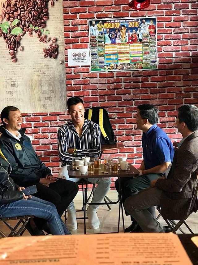 Ngoài Anh Đức, còn nhiều cầu thủ "ăn nên làm ra" nhờ nghề tay trái - 3
Thủ môn Bùi Tiến Dũng không ít lần đến quán của cầu thủ Công Phượng. Nguồn: Facebook.