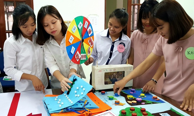 Thiếu giáo viên dạy trẻ khuyết tật: Vất vả, lương thấp nên không ai mặn mà - 2 Các mô hình phục vụ cho giảng dạy trẻ khuyết tật vô cùng phong phú về kiểu dáng và cách thức truyền tải: bài hát, câu chuyện, đóng kịch, hình in nổi trên giấy…