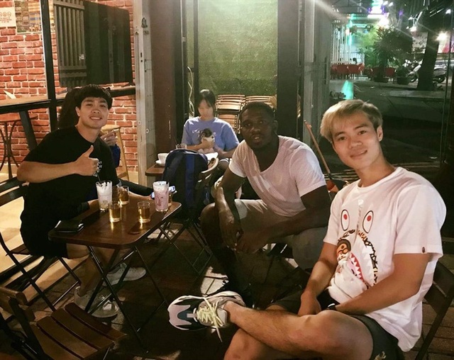 Ngoài Anh Đức, còn nhiều cầu thủ "ăn nên làm ra" nhờ nghề tay trái - 4
Công Phượng ghé thăm quán cùng đồng nghiệp thân thiết của mình - Văn Toàn. Nguồn: Facebook.