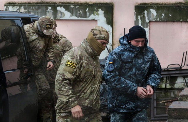 
Lực lượng an ninh Nga giải một thủy thủ Ukraine bị bắt giữ tới tòa hôm 27/11 (Ảnh: AFP)
