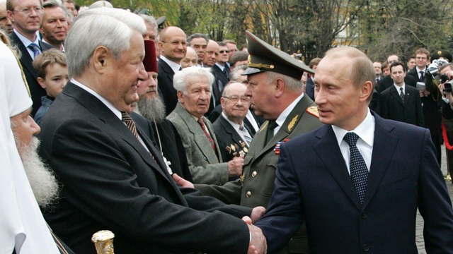 Ông Putin kể chuyện từng từ chối làm tổng thống - 2 Cố Tổng thống Nga Boris Yeltsin (bên trái) bắt tay Tổng thống Putin (Ảnh: Sputnik)