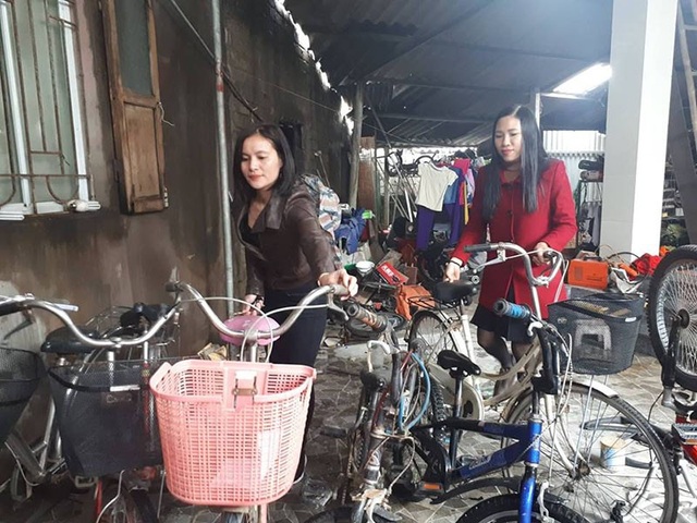 Nhóm cô giáo đi xin xe đạp cũ về sửa lại tặng cho học sinh nghèo - 2 Sau khi xin được một số xe, các cô đã mang đến tiệm sửa xe của anh Đậu Viết Trí để sửa chữa.