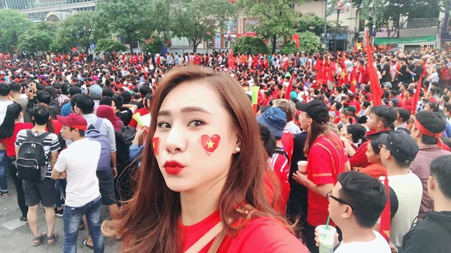 Xuân Bắc, Tự Long “nhận họ” với Đức Chinh cùng dàn sao cổ vũ tuyển Việt Nam - 5 Diễn viên Hồ Bích Trâm kêu gọi mọi người “nhuộm đỏ” từ ngoài đường lên tới mạng xã hội.