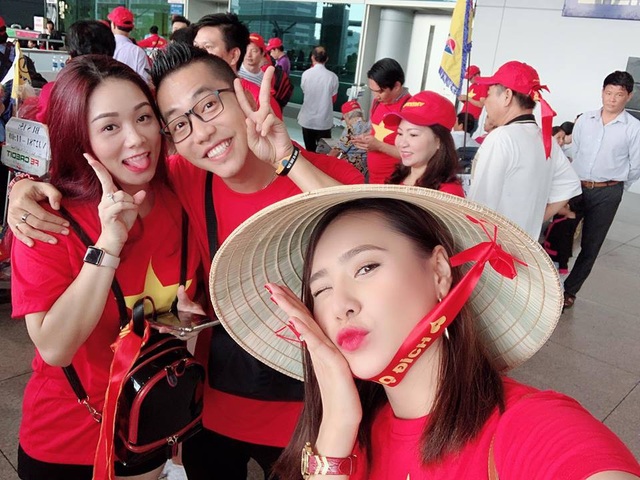 Xuân Bắc, Tự Long “nhận họ” với Đức Chinh cùng dàn sao cổ vũ tuyển Việt Nam - 6 “Thay avatar cờ nước, viết cái gì cũng phải thêm hashtag #VietNamVoDich vào. CĐV ta có một kiểu hô khẩu hiệu rất lạ kỳ. Cứ một người hô Việt Nam, đám đông hô lại “vô địch”. Đá với... Campuchia, Lào cũng hô Việt Nam vô địch. Đá giao hữu với Olympic Brazil cũng Việt Nam vô địch, đá tranh huy chương Đồng cũng Việt Nam vô địch… Nhưng bây giờ, cơ hội vô địch đang đứng trước mắt chúng ta. Một cơ hội rõ ràng, sáng tỏ., Bích Trâm chia sẻ.