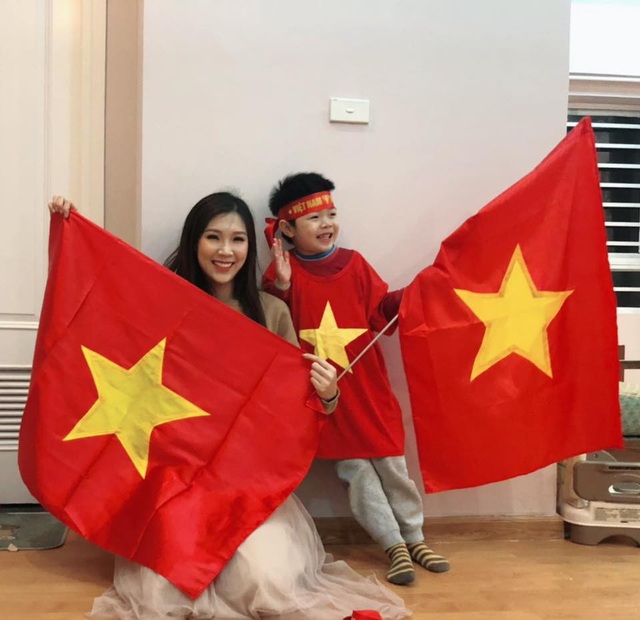 Xuân Bắc, Tự Long “nhận họ” với Đức Chinh cùng dàn sao cổ vũ tuyển Việt Nam - 12 Mẹ con Hoa hậu Áo dài Phí Thuỳ Linh mặc áo cờ đỏ sao vàng, giơ cờ Tổ quốc cổ vũ cho đội nhà.