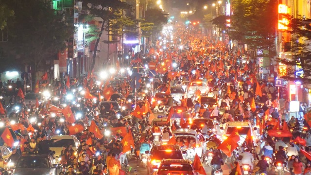 Những bức hình đỏ rực sau chiến thắng lịch sử của các chàng trai Việt Nam - 8
Dòng cờ ở Ngã tư Sở - Tây Sơn. (Ảnh: Nguyễn Dương)