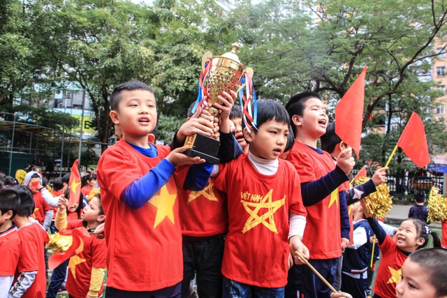 Hàng nghìn học sinh “tiếp lửa” ĐT Việt Nam trước trận chung kết AFF Cup - 4
Các em học sinh mong muốn tuyển Việt Nam đoạt Cúp vô địch tại AFF Cup.