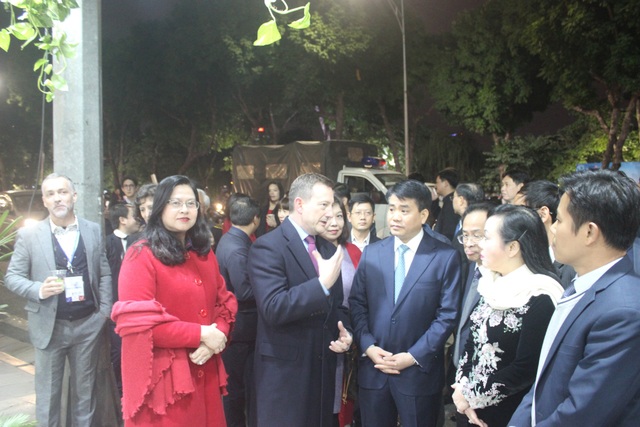Lễ hội Pháp lần đầu tiên “mang” Paris đến Hà Nội - 8
Đại sứ Bertrand Lortholary giới thiệu khu trưng bày của Đại sứ quán Pháp tại lễ hội. Những hình ảnh quen thuộc và biểu tượng của nước Pháp đều được Đại sứ Bertrand Lortholary giới thiệu với các quan khách.
