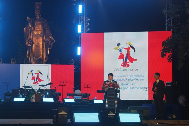 Lễ hội Pháp lần đầu tiên “mang” Paris đến Hà Nội - 2
Phát biểu tại lễ khai mạc, Chủ tịch UBND TP Hà Nội Nguyễn Đức Chung cho biết “Lễ hội Balade En France với chủ đề giới thiệu văn hóa, nghệ thuật, phong cách sống và các sản phẩm nông nghiệp, thực phẩm Pháp không chỉ là sự kiện văn hóa mà còn là nơi giao lưu tình đoàn kết gắn bó giữa Việt Nam với bạn bè quốc tế nói chung và nước Pháp nói riêng”.